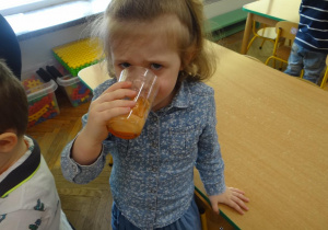 Dziewczynka pije sok